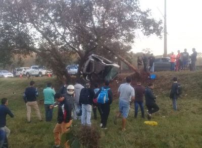 Dos jóvenes fallecieron tras impactar vehículo contra un árbol