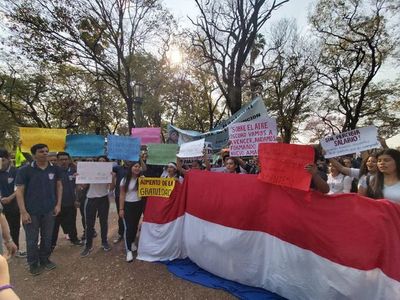Estudiantes y docentes marchan para exigir mejor inversión en educación - Nacionales - ABC Color