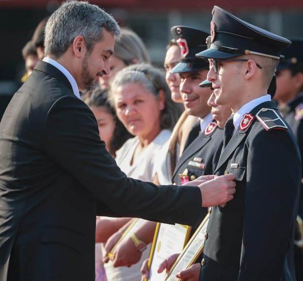 En el Día del Agente de Policía, Presidente destacó el servicio que ofrecen a la ciudadanía