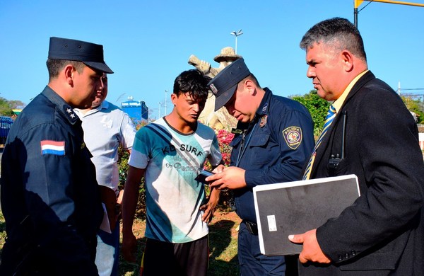 Limpiavidrios se rehusan a abandonar cruces semafóricos •