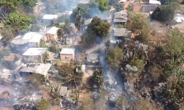 Incendio de pastizal alcanza viviendas en San Miguel