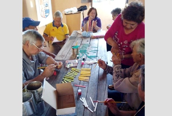 Abuelitos elaboran pandorgas y pelotas para niños, instando a cambiar pantallas digitales por juegos al aire libre - ADN Paraguayo