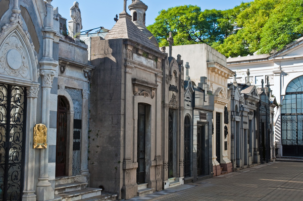 Realizarán recorrido histórico por el Cementerio de La Recoleta » Ñanduti