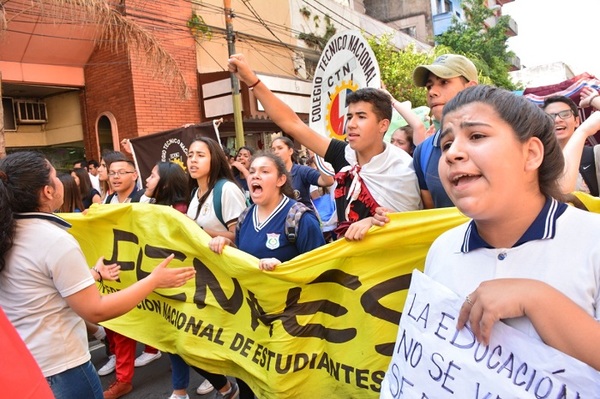 Estudiantes y docentes se unen para exigir mayor inversión en educación