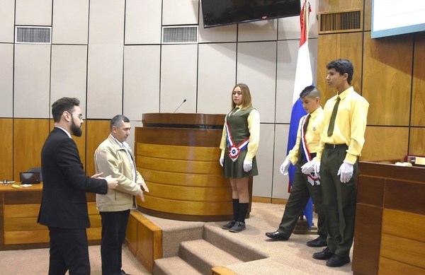 Estudiantes luqueños entonan Himno Nacional en el Congreso •