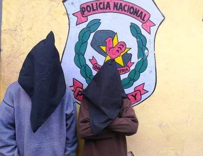 Ex convictos caen por robar tres cajas de gaseosa •