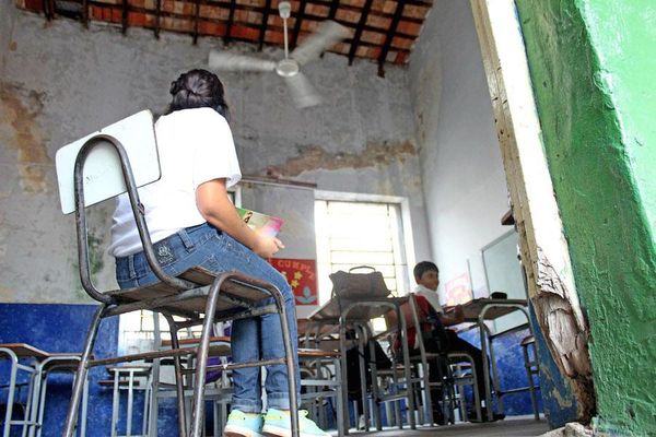 Docentes utilizaban cinta de embalaje para mantener a niños en sus sillas