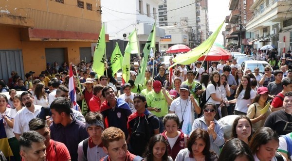 Estudiantes corean “Desastre ko Marito” y piden 7% de inversión en educación - ADN Paraguayo