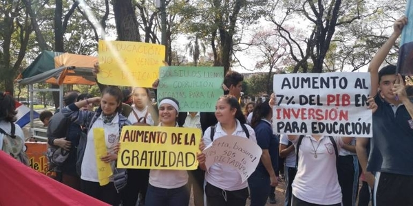 HOY / Petta 'planta' a estudiantes y Benigno se luce prometiendo 2 de sus 3 reivindicaciones