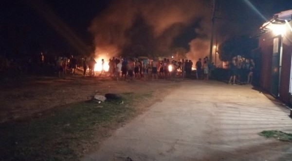Atropellan y prenden fuego a la sede la Armada en Itá Enramada