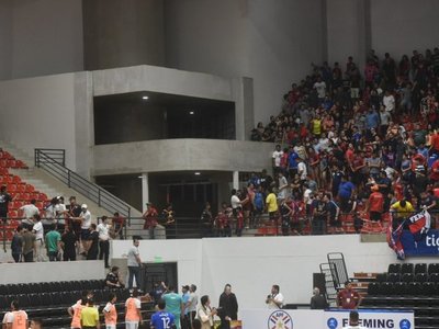 Enfrentamiento entre hinchas de Cerro Porteño y Olimpia en final de futsal