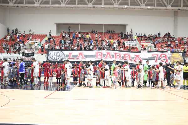 Incidentes entre barras paralizan la final de la Liga Premium