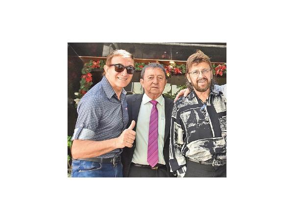 Una jornada sabatina en la calle Palma con acento retro de icónicos cantantes