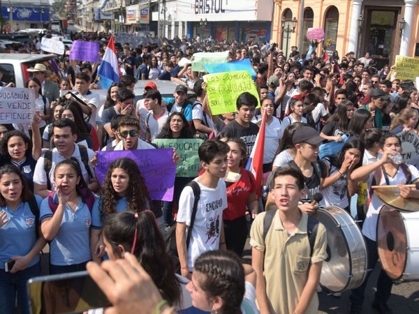 Con multitudinaria marcha, alumnos logran que Hacienda analice reclamos
