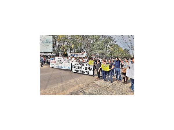 La UNA se declara en paro hasta que se cumpla nivelación salarial