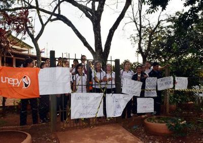No hubo acuerdo y sigue toma de colegio en Itapúa - Interior - ABC Color