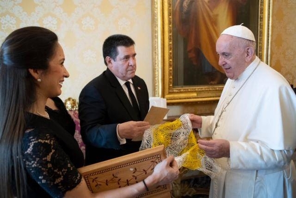 HOY / Emotivo encuentro entre el Papa Francisco y Cartes en el Vaticano