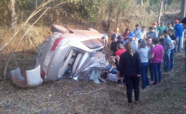 Cuatro adolescentes fallecen tras vuelco de vehículo