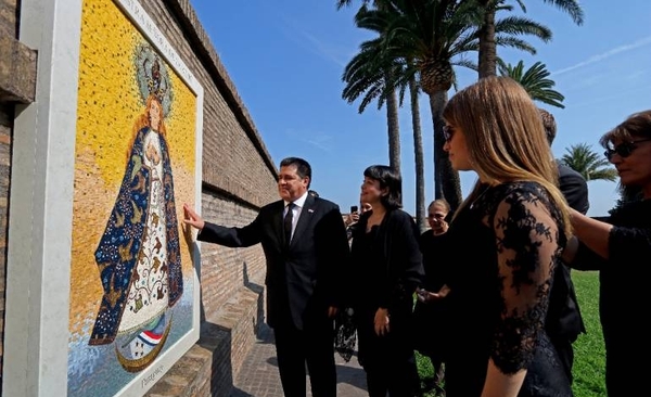 HOY / Cartes visita mosaico de la Virgen de Caacupé en jardines vaticanos