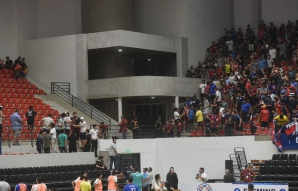 Policía detiene a 220 personas tras enfrentamiento en final de futsal