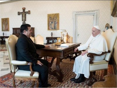 Cartes visitó al Papa Francisco en el Vaticano