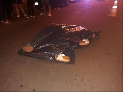Cayó tras forcejear con su ex y murió arrollada