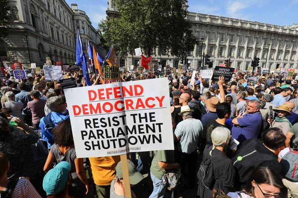 Miles de personas protestan en el Reino Unido contra el  “golpe”  de Johnson - Mundo - ABC Color