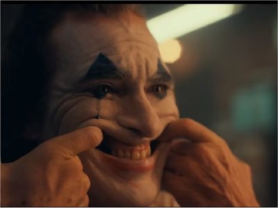 El Joker viaja a los orígenes de su locura para robar el León de Oro