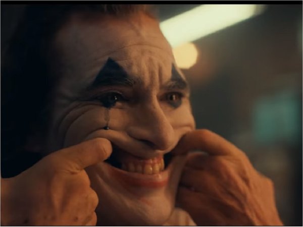 El Joker viaja a los orígenes de su locura para robar el León de Oro