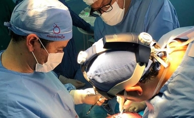 HOY / Operan a feto en el útero de su madre y lo salvan de nacer paralítico o con hidrocefalia