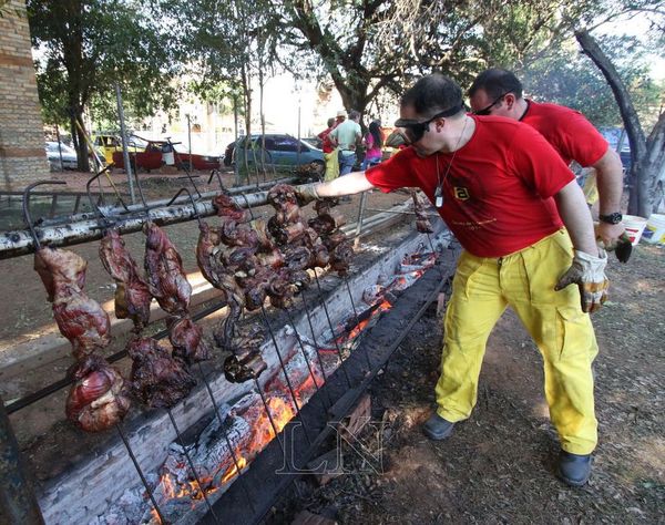 Bomberos organizan el tradicional asado a la estaca » Ñanduti