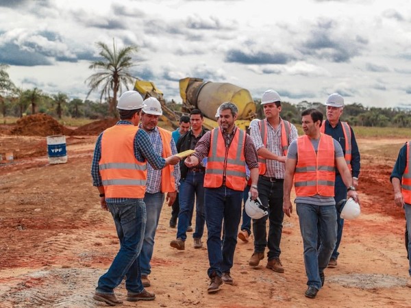 Mario Abdo verifica avance de obras viales en Caaguazú