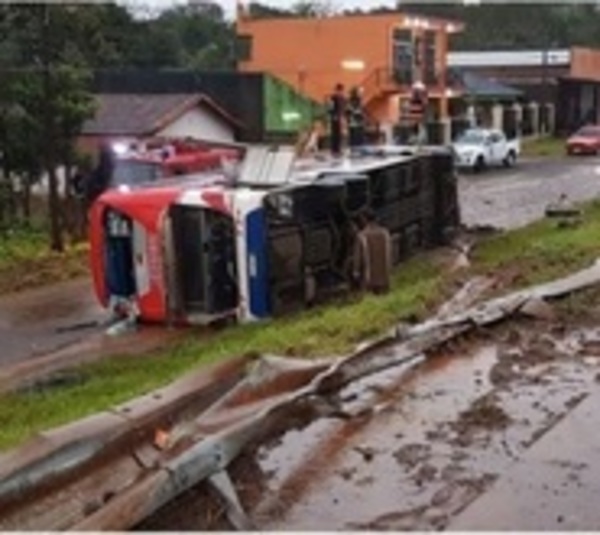 Violento accidente deja un fallecido en Itapúa - Paraguay.com