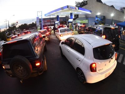 Vehículos hacen fila para comprar combustibles de Petropar en promoción