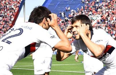 Uno asiste y el otro anota - Fútbol - ABC Color