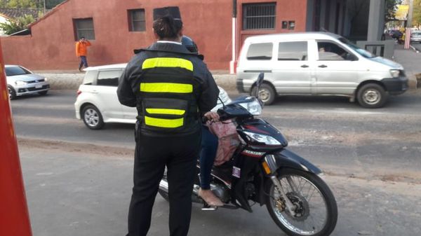 Acusan a una agente de tránsito de aplicar multa irregular - Nacionales - ABC Color