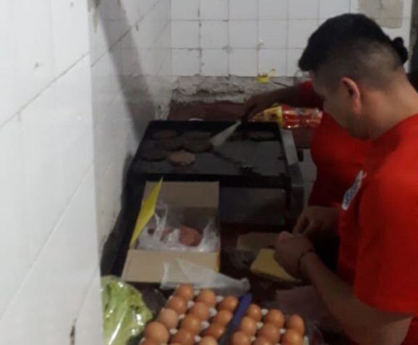 Obligados a cocinar para policías tras hurtar una caja de hamburguesas  - Nacionales - ABC Color