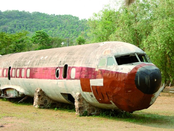 El avión de Stroessner duerme sobre los cerros de Pirayú