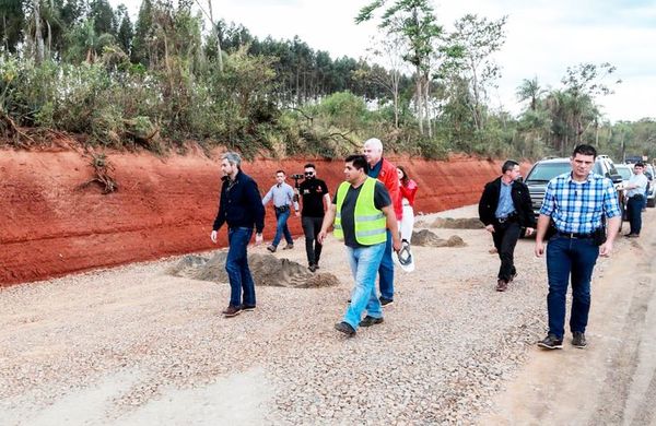 En medio de desaceleración, Gobierno promociona obras - Economía - ABC Color