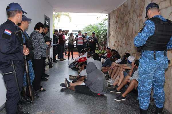 Violento enfrentamiento entre hinchas, con saldo de un muerto: Hay 4 detenidos y 178 imputados - ADN Paraguayo