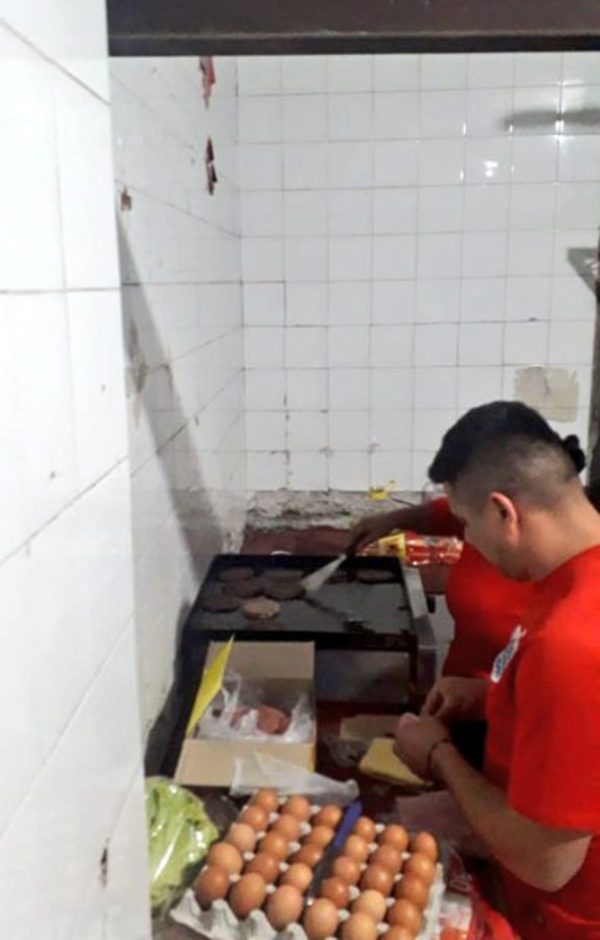 Por robar hamburguesas terminaron cocinando para policías