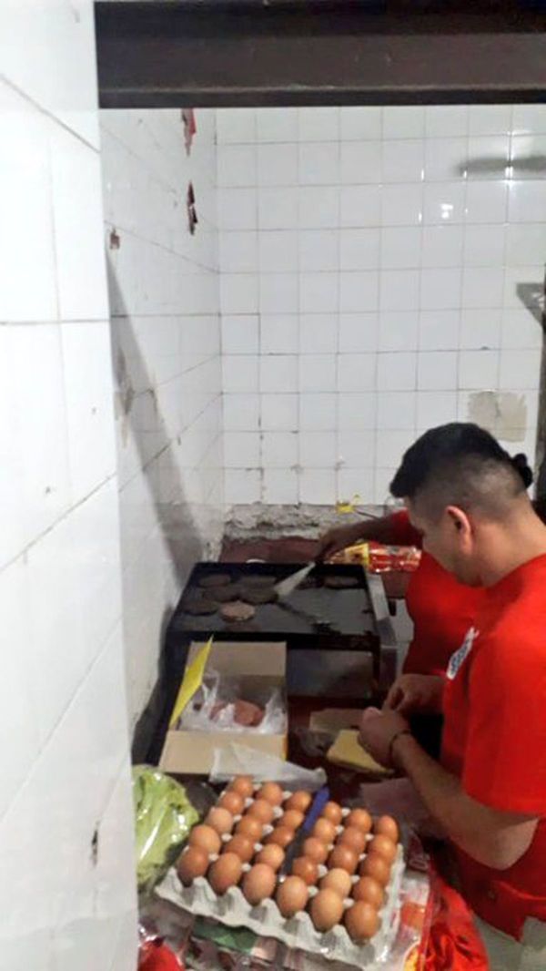 Cocinaron para la Policía por robar hamburguesas