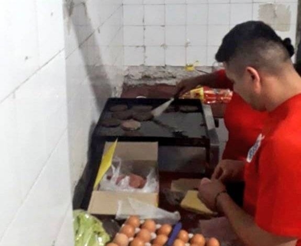 HOY / Robaron hamburguesas y como ‘castigo’ son obligados a cocinar para los policías