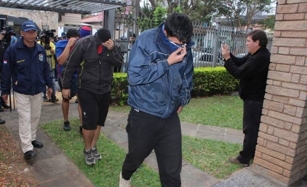 HOY / Imputan a barras tras 'la noche de terror' en la SND