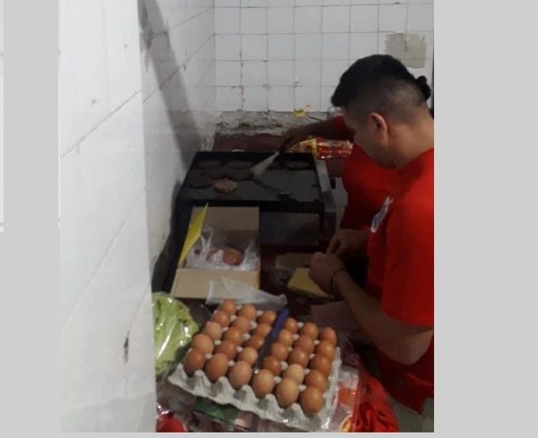 Robaron hamburguesas y como castigo cocinaron para la Policía - ADN Paraguayo