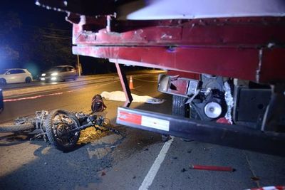 Motociclista muere tras chocar contra un camión estacionado - Nacionales - ABC Color