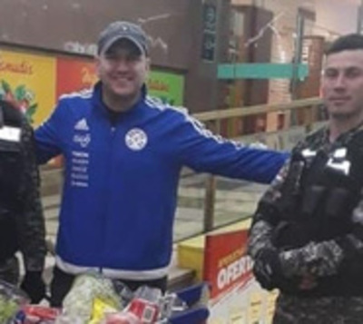 Peculiar castigo a avivados que robaron en supermercado - Paraguay.com