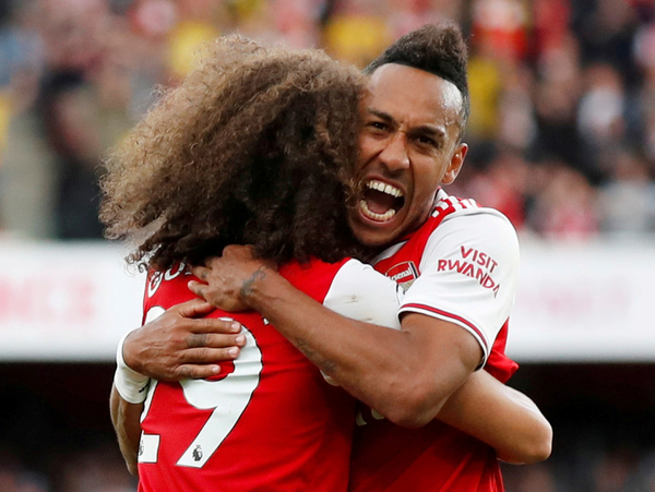 Aubameyang evita la caída del Arsenal en el derbi de Londres