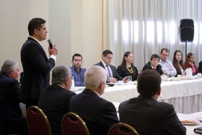 Refinanciamiento de deudas sirve como tema de reunión