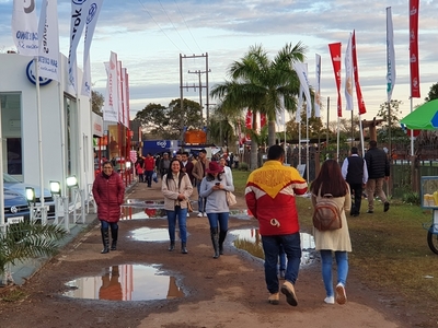 Mejora el tiempo y las familias acuden a la Expo Norte